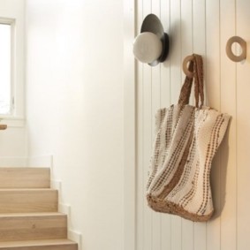 Sac à crochet dans le couloir