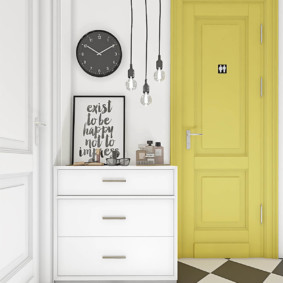 Horloge sur le mur du couloir dans une maison privée