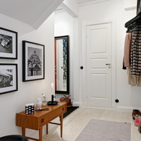 Photos encadrées sur le mur du couloir de l'appartement