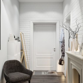 Papier peint sous une brique blanche sur le mur du couloir