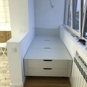 Podium avec tiroirs sur le balcon attenant