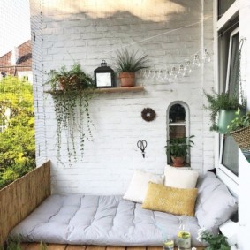 Lit de couchage sur un grand balcon