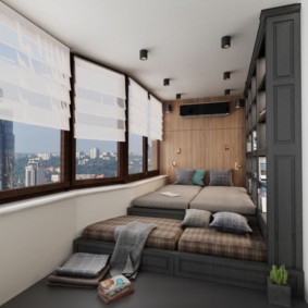 Podium gris dans une loggia avec rideaux blancs