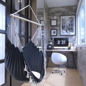 Hamac suspendu sur le balcon de l'appartement