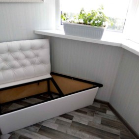 Un petit canapé avec une boîte pour les choses