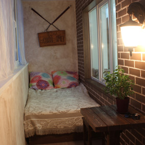 Lit étroit sur toute la largeur du balcon