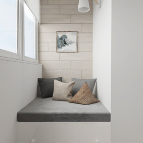 Matelas gris sur un podium blanc