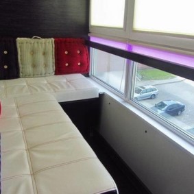 Revêtement en cuir sur un petit canapé