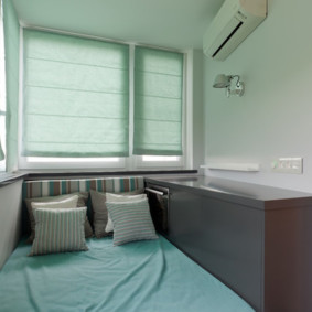 Unité de climatisation sur le mur du balcon