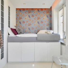 Lit de sommeil sur un haut podium