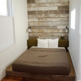 Vieilles planches sur le mur de la loggia