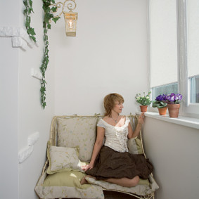 Le propriétaire de l'appartement sur le canapé dans la loggia