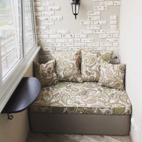 Petite table suspendue