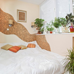 Fleurs d'intérieur sur le rebord de la fenêtre dans la loggia