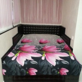 Rideaux simples sur les fenêtres du balcon