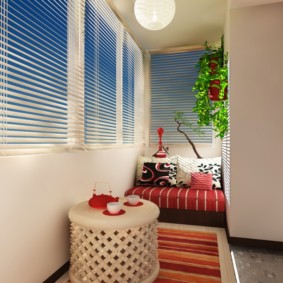 Stores en aluminium sur les fenêtres de la loggia