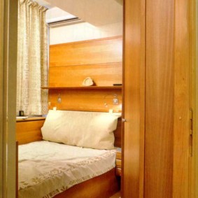 Une porte ouverte sur la chambre de la loggia