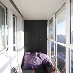 Mur noir au bout du balcon