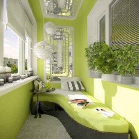 Peindre les murs de la loggia en couleur vert clair