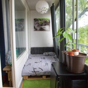 Lit de couchage fait de palettes en bois inutiles