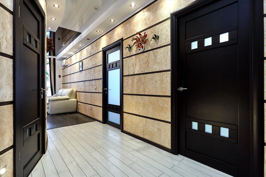 couloir avec portes sombres