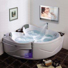 TV trên tường phòng tắm