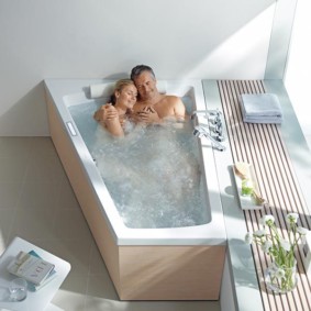 Phòng tắm sáng với ánh sáng tự nhiên