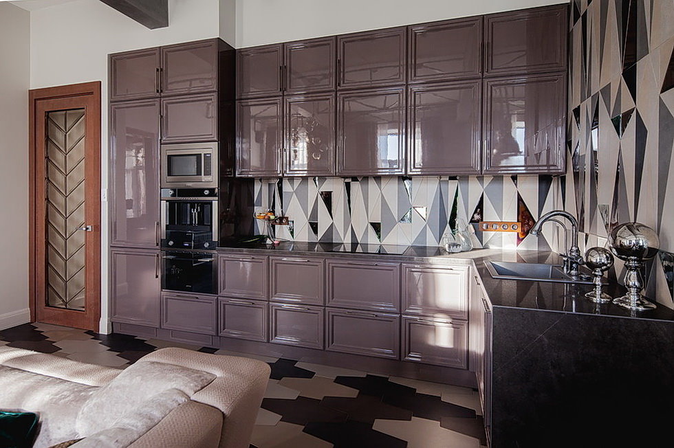 Triângulos preto e branco em uma parede da cozinha