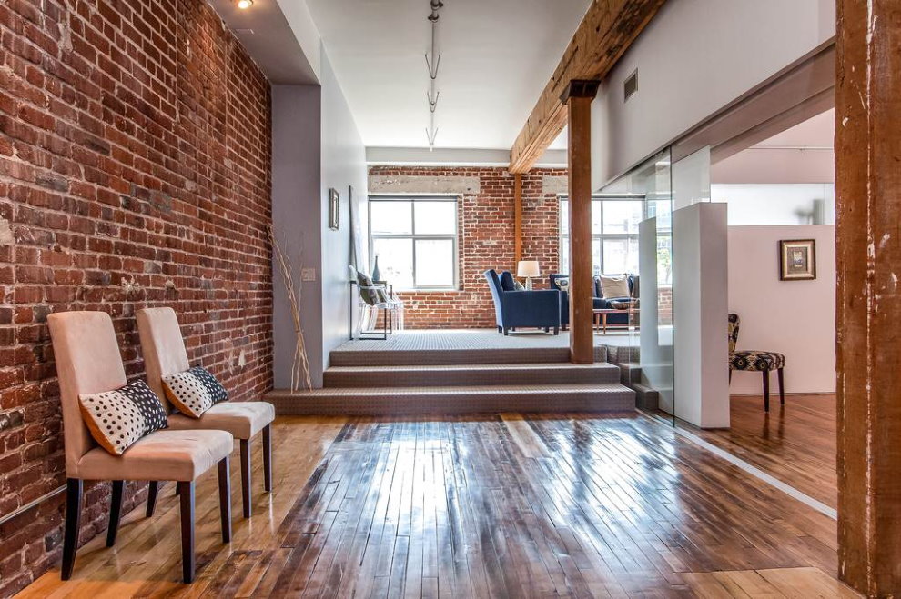 Intérieur loft d'une maison privée