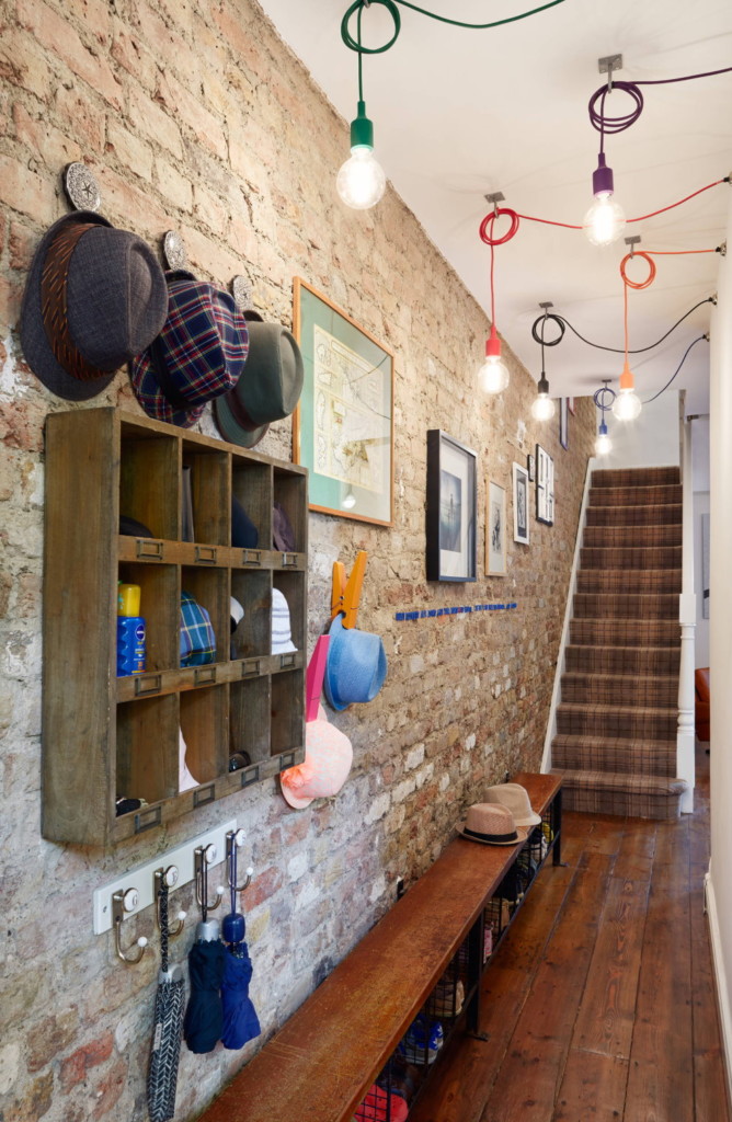 Lampes ouvertes au lieu de lampes dans le couloir avec des escaliers