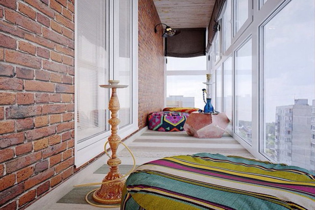 Brique rouge à l'intérieur du balcon