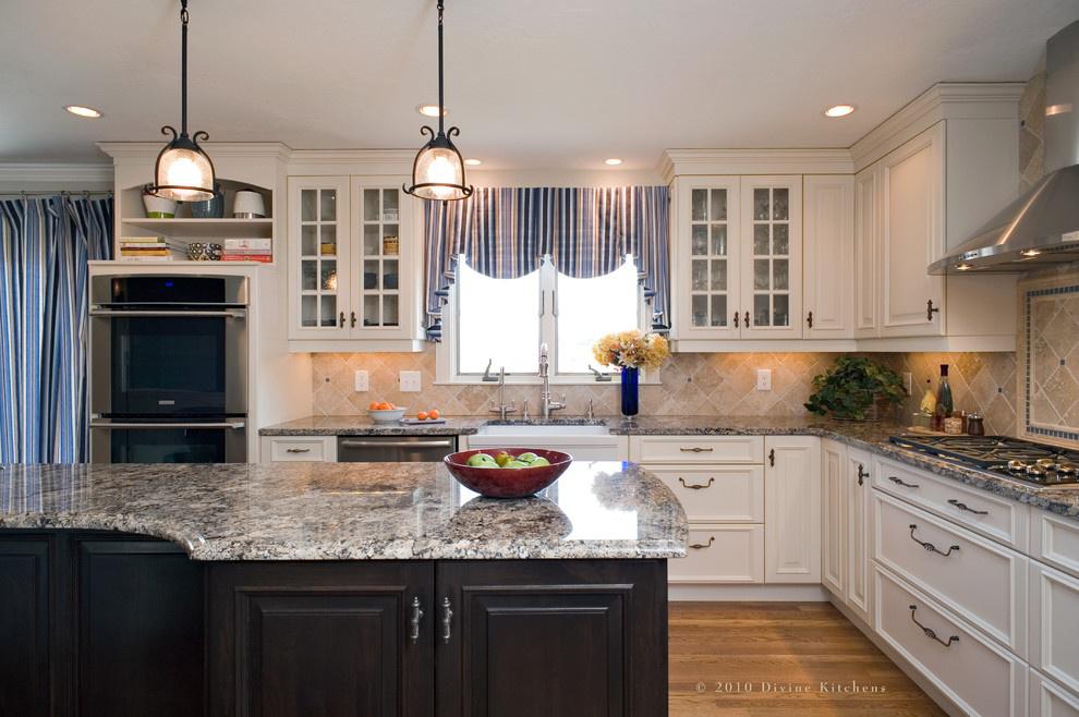 klassische küche mit fenster im arbeitsbereich