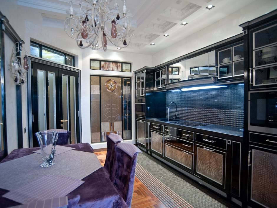 Fachadas pretas de cozinha linear