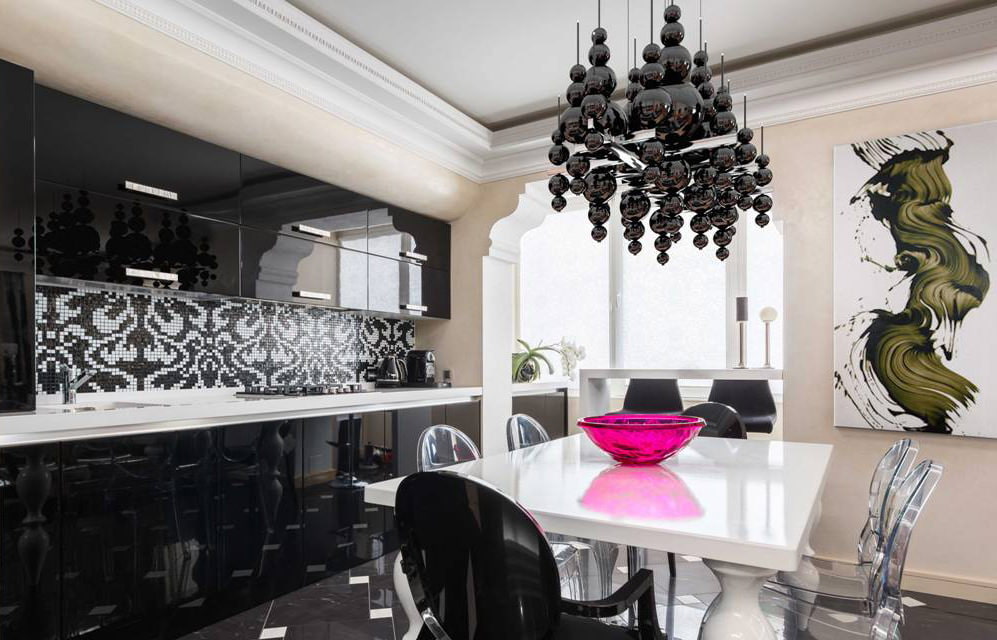 Lustre preto fosco sobre uma mesa branca