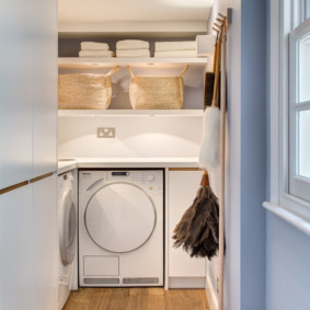 giỏ giặt trong trang trí phòng tắm