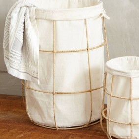 giỏ giặt trong ảnh phòng tắm