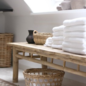 giỏ giặt trong phòng tắm trang trí ảnh