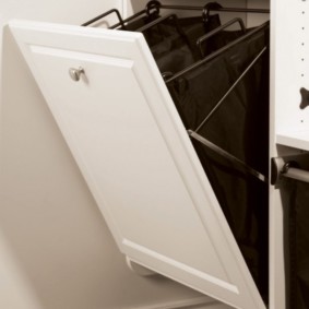 giỏ giặt trong phòng tắm