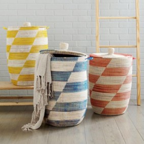 giỏ giặt trong trang trí phòng tắm