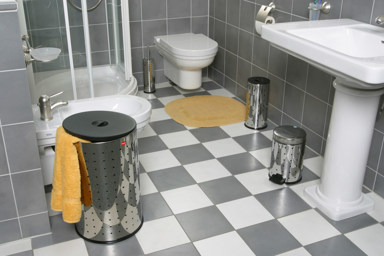 giỏ giặt trong ý tưởng trang trí phòng tắm