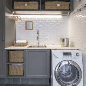 giỏ giặt trong trang trí ảnh phòng tắm