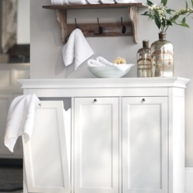 giỏ giặt trong phòng tắm trang trí ảnh