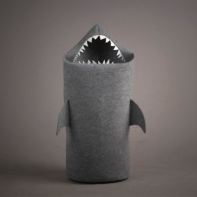 giỏ giặt trong phòng tắm cá mập