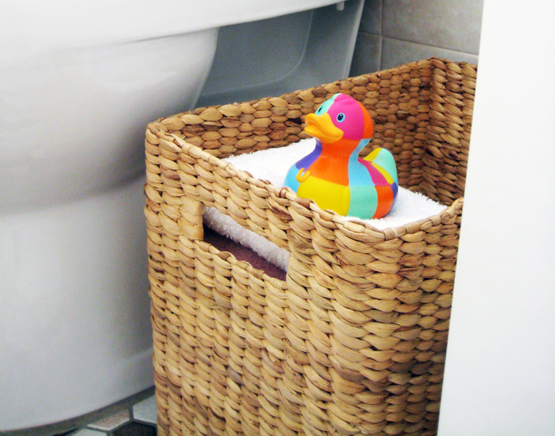 giỏ giặt trong ảnh phòng tắm