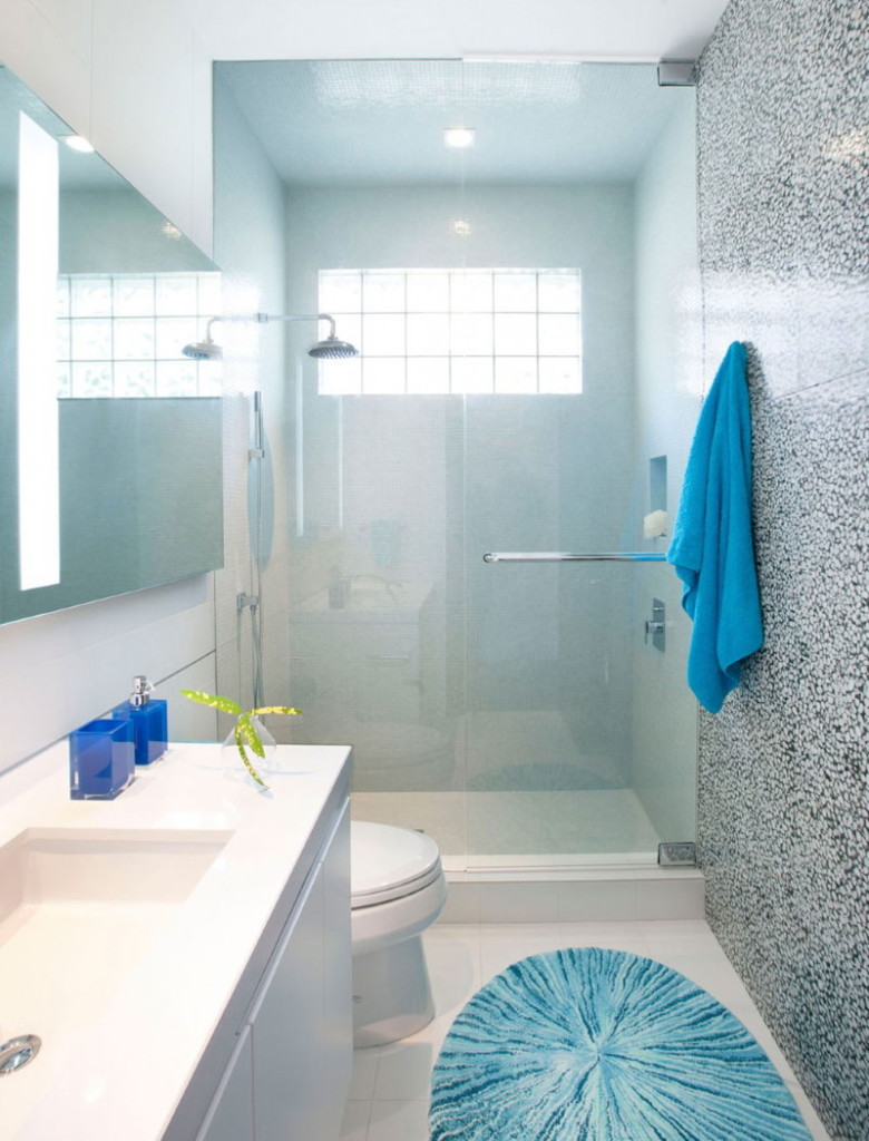 Murs peints à l'intérieur de la salle de bain fenêtre