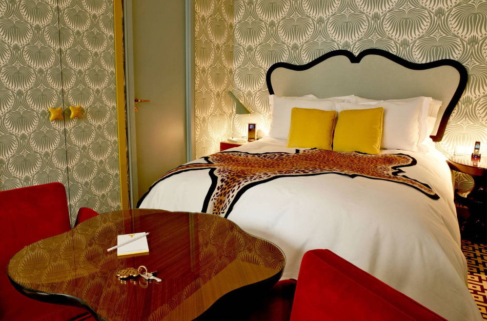 Oreillers jaunes sur le lit dans la chambre