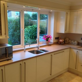 cocina con fregadero junto a la ventana de diseño photo