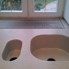 cocina con fregadero junto a la ventana de diseño fotográfico