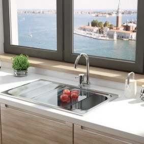 cocina con fregadero junto a la decoración de la ventana