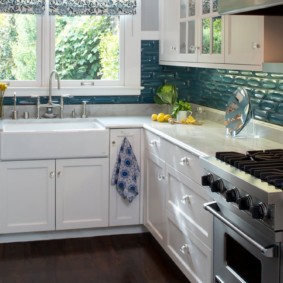 cocina con fregadero junto a la ventana ideas de decoración